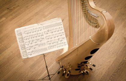 Atlantide and music stand