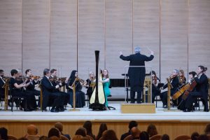 Evelien Vaneysendeyk performs with the Kharkiv Philharmonic, conducted by Yuri Yanko 