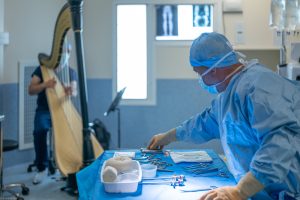 A surgeon carefully selects his instrument as François plays. Photo by BRUNO COHEN