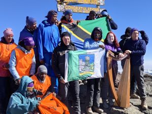 L'équipe de Highest Harp, qui jubile à raison au sommet du Kilimandjaro.