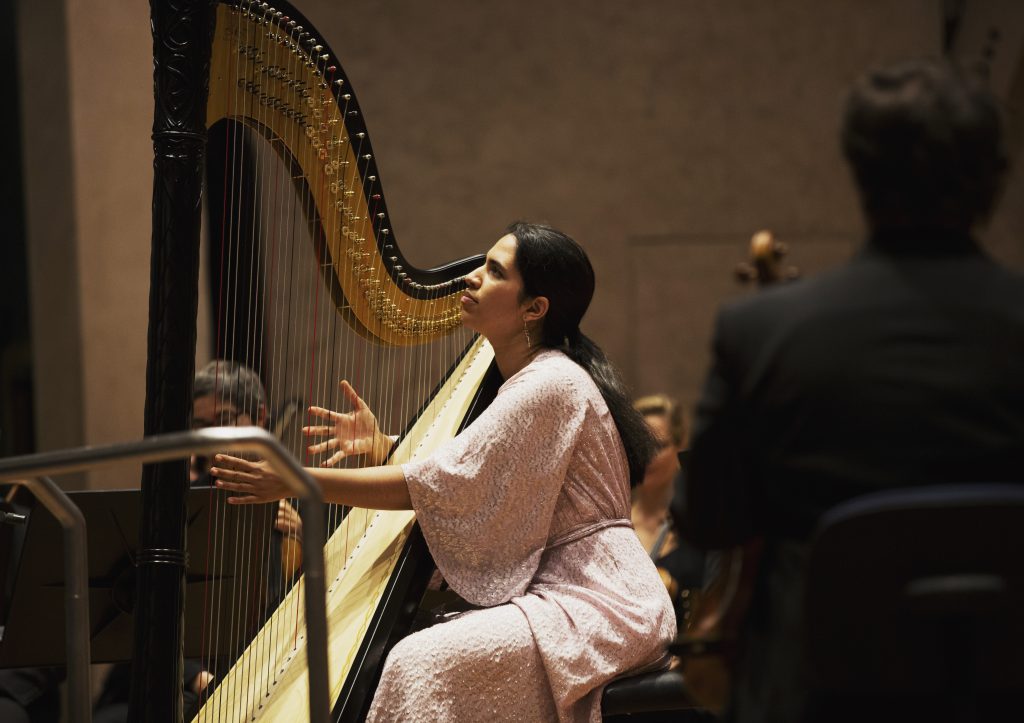 Alexandra Bidi on stage with the Sinfonieorchester des bayerischen rundfunks, Photo: Daniel Delang