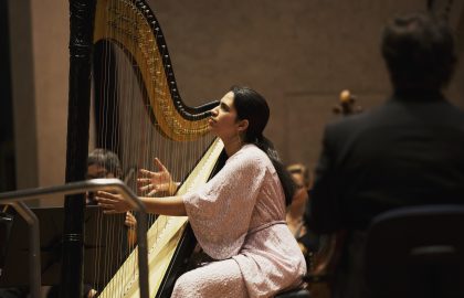 Alexandra Bidi sur scène avec le Sinfonieorchester des bayerischen rundfunks, Photo : Daniel Delang