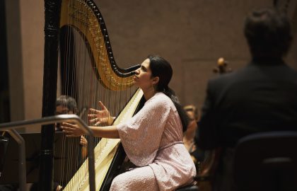 Alexandra Bidi on stage with the Sinfonieorchester des bayerischen rundfunks, Photo: Daniel Delang