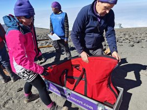 La harpe Janet arrive au sommet du Kilimandjaro.