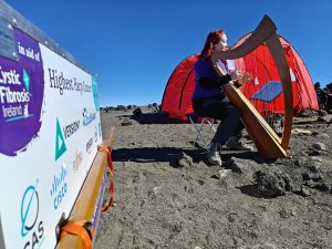 Siobhan Brady joue de la harpe au sommet du Kilimandjaro. 