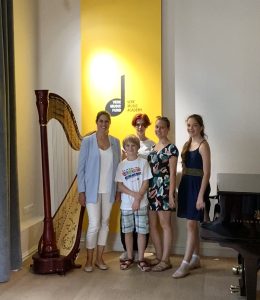 Veronika et les participants du stage de harpe de Vere
