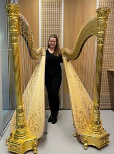 Anneleen with two Oriane harps during the visit of our technician, Guillaume Tijou.