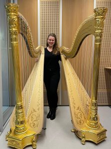 Anneleen avec deux harpes oriane pendant la visite de notre technicien Guillaume Tijou.