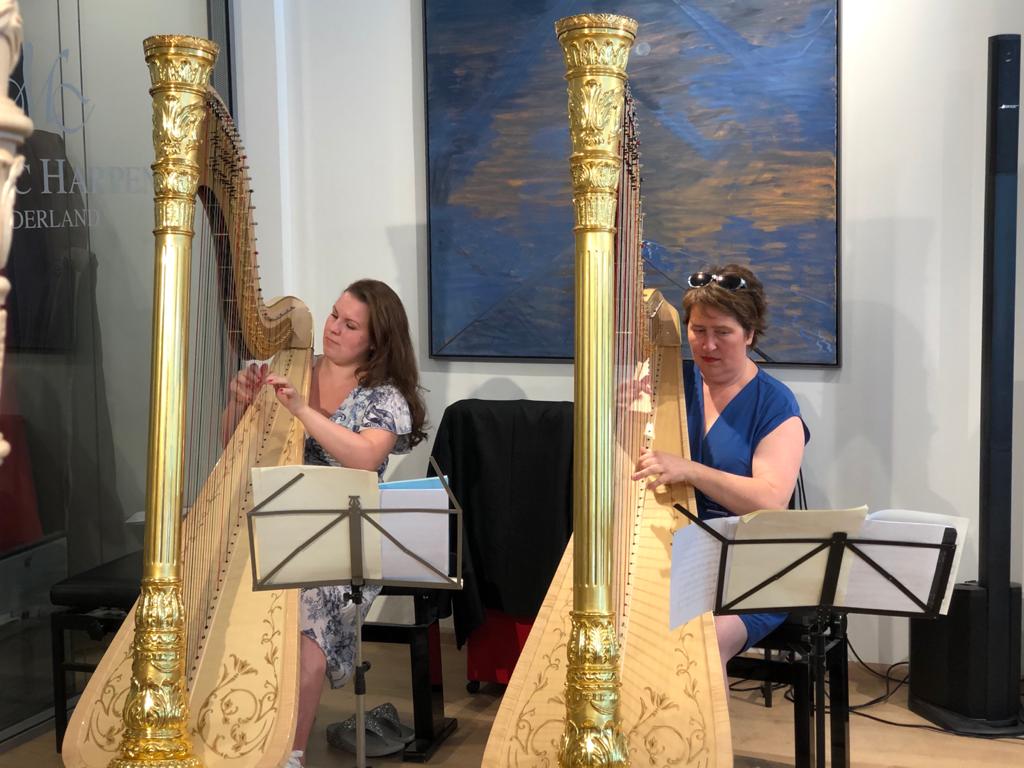 Petra et Anneleen essaient des harpes au salon de Camac Nederlands