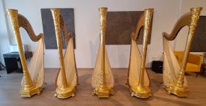 Gold harps at the Camac Harpen Nederland showroom.