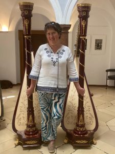 Petra van der Heide avec deux belles harpes Elysée