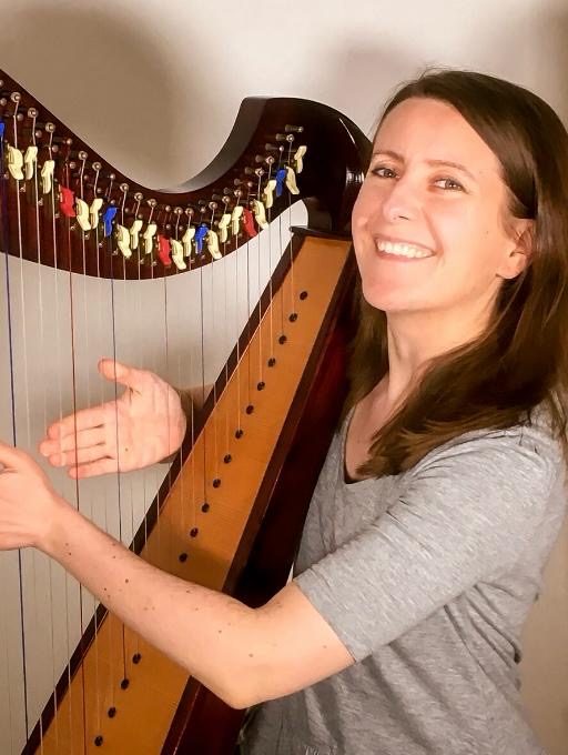 Free Online Workshop: Making Hands Work Together with Zuzanna Olbrýs
