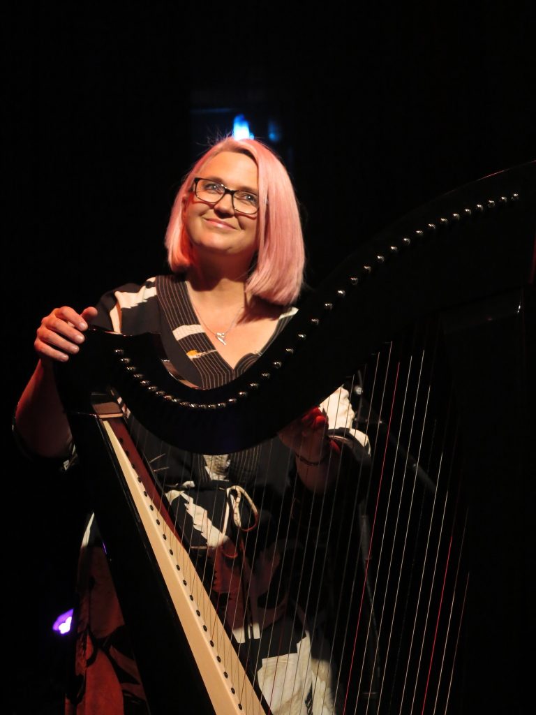 Lauren performs at the 41st Rencontres internationales de harpe celtique at Dinan ©Brigitte Costa Léardée
