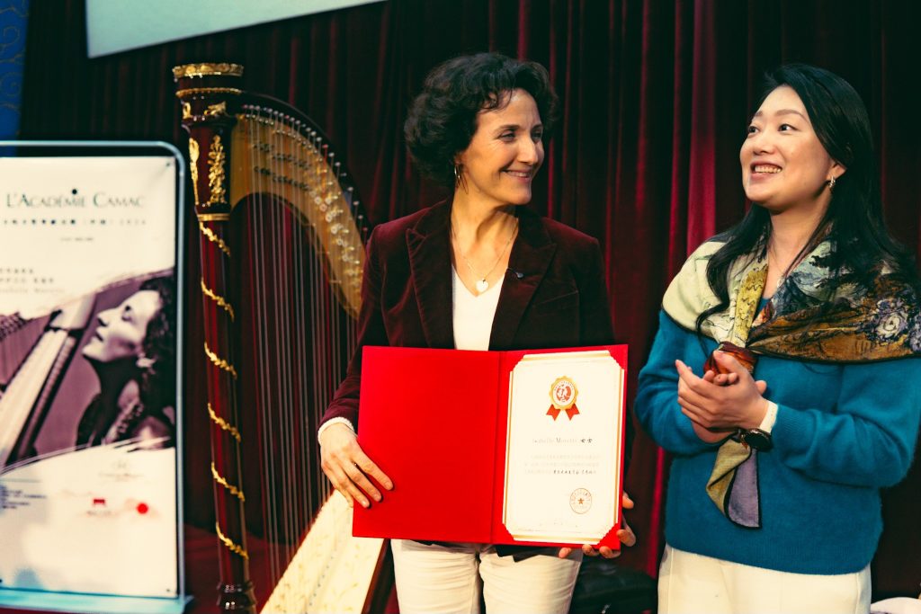  Isabelle Moretti is presented with the honorary advisorship of the Fujian Art Education Federation Harp Committee, by the committee’s Executive Vice Chairman and Secretary-General, Ms Gao Lanyan.