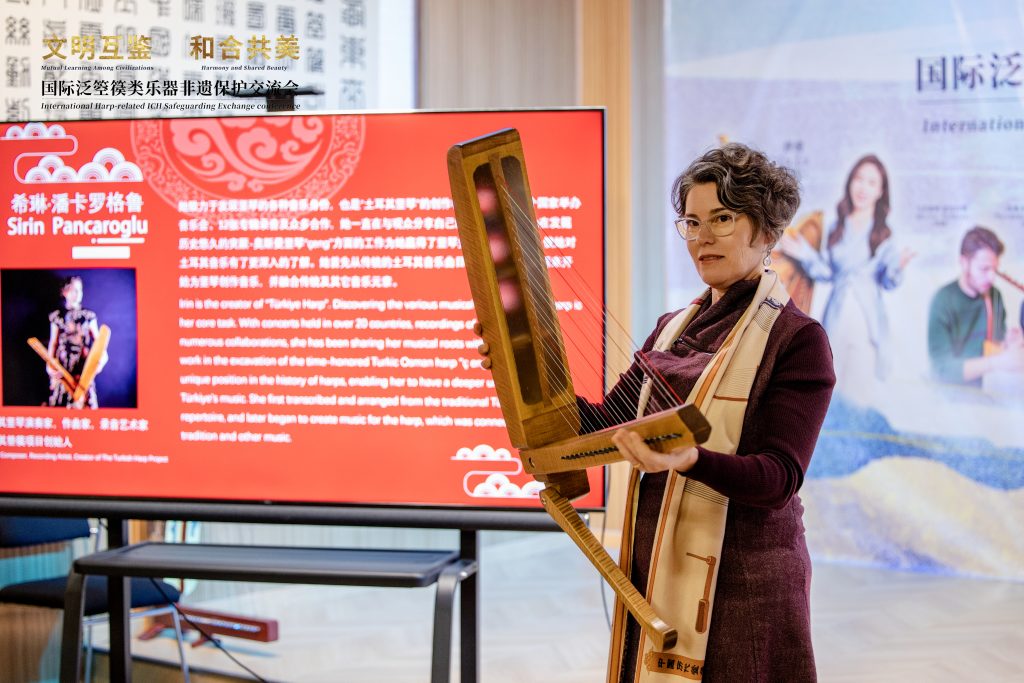Sirin_Pancaroğlu presents the çeng at a recent lecture.