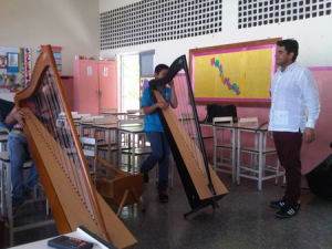 Leonard Jacome works with his class at the Fundación Musical Simón Bolívar