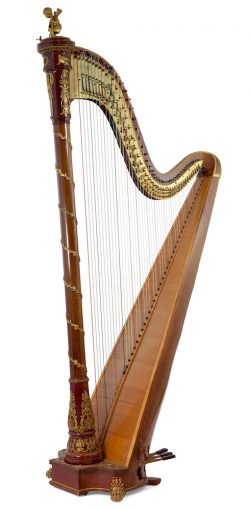 La harpe Érard modèle Empire n°3969 fabriquée en 1913 (collection des Harpes Camac), dont les bronzes ont été reproduits pour notre modèle Élysée.